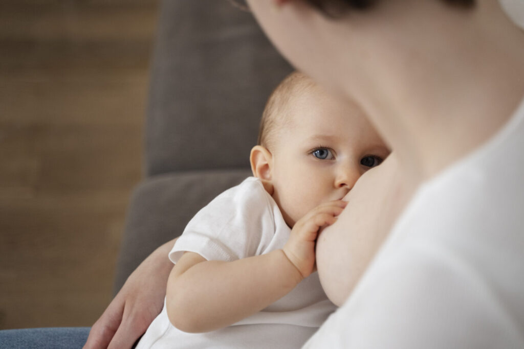 Mãe amamentando bebê