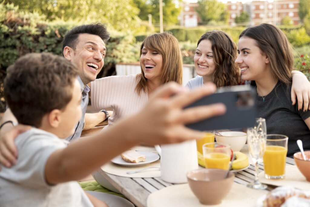 Amigos reunidos e rindo