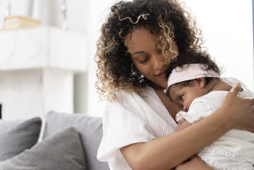 Mãe com a filha bebê no colo