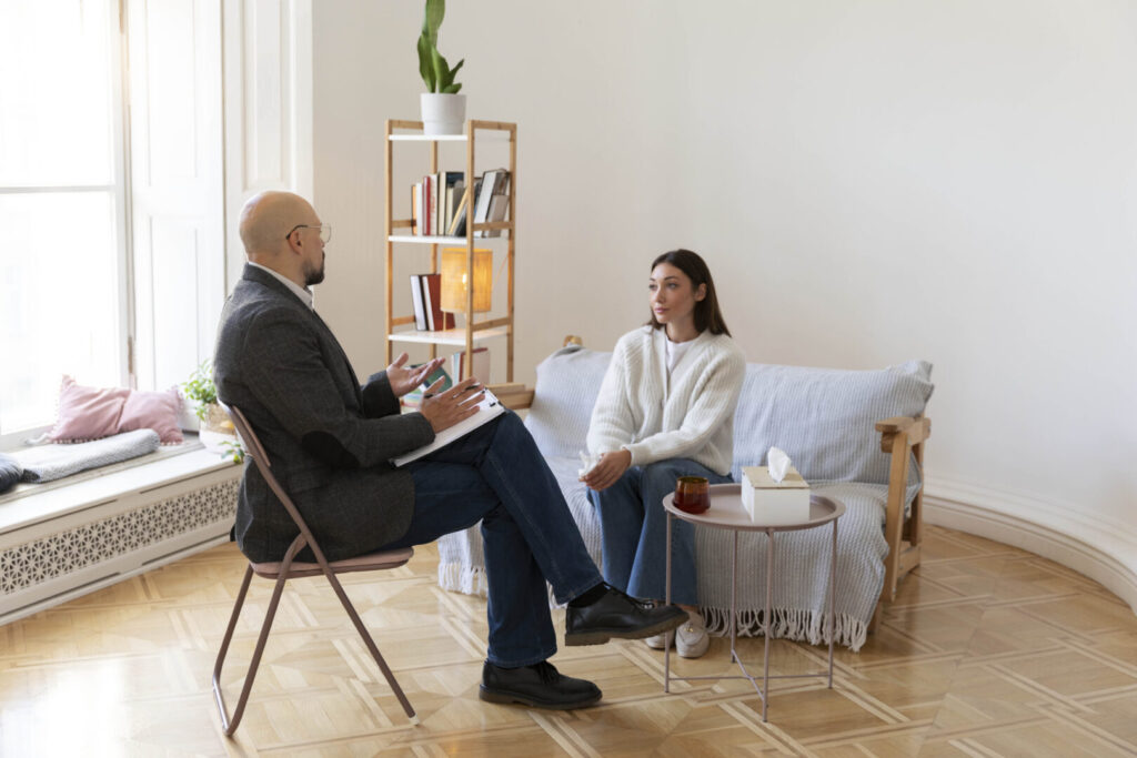 Médico psiquiatra conversando com paciente