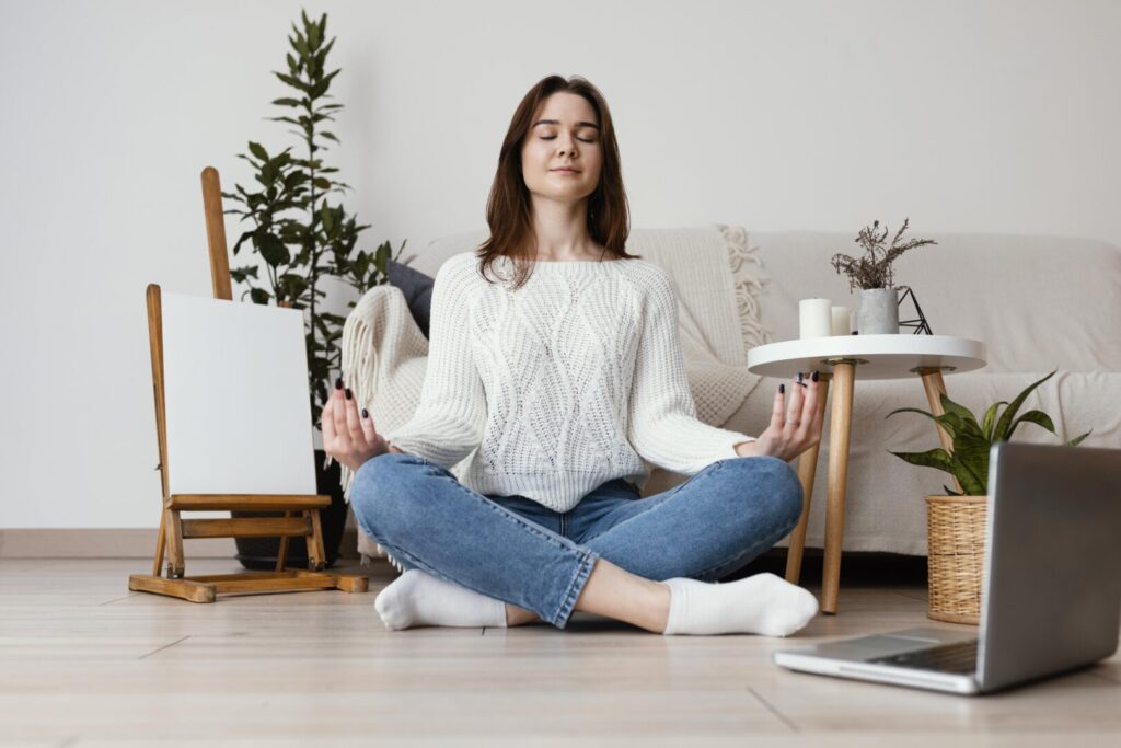 Mulher realizando a técnica do mindfulness