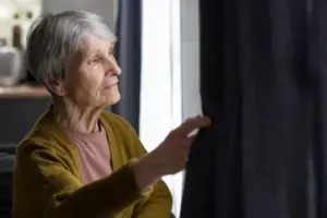 pessoa idosa com sintomas de alzheimer