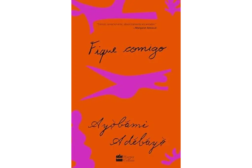 Capa do livro "Fique Comigo", com fundo laranja e detalhes gráficos em roxo, representando emoções intensas e conflitos no relacionamento.