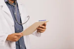 Médico com estetoscópio e prancheta, simbolizando a medicina personalizada no cuidado individualizado.
