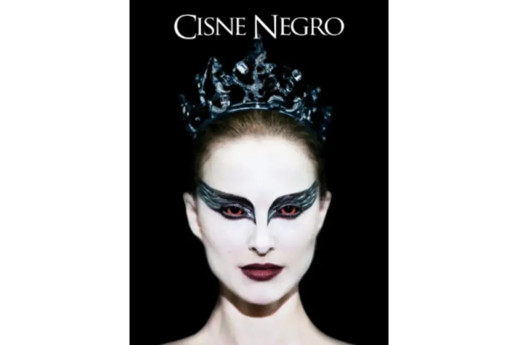 Capa do filme Cisne Negro. A atriz Natalie Portman em maquiagem pesada de "Cisne Negro", com uma coroa escura e olhos vermelhos, em um fundo preto.