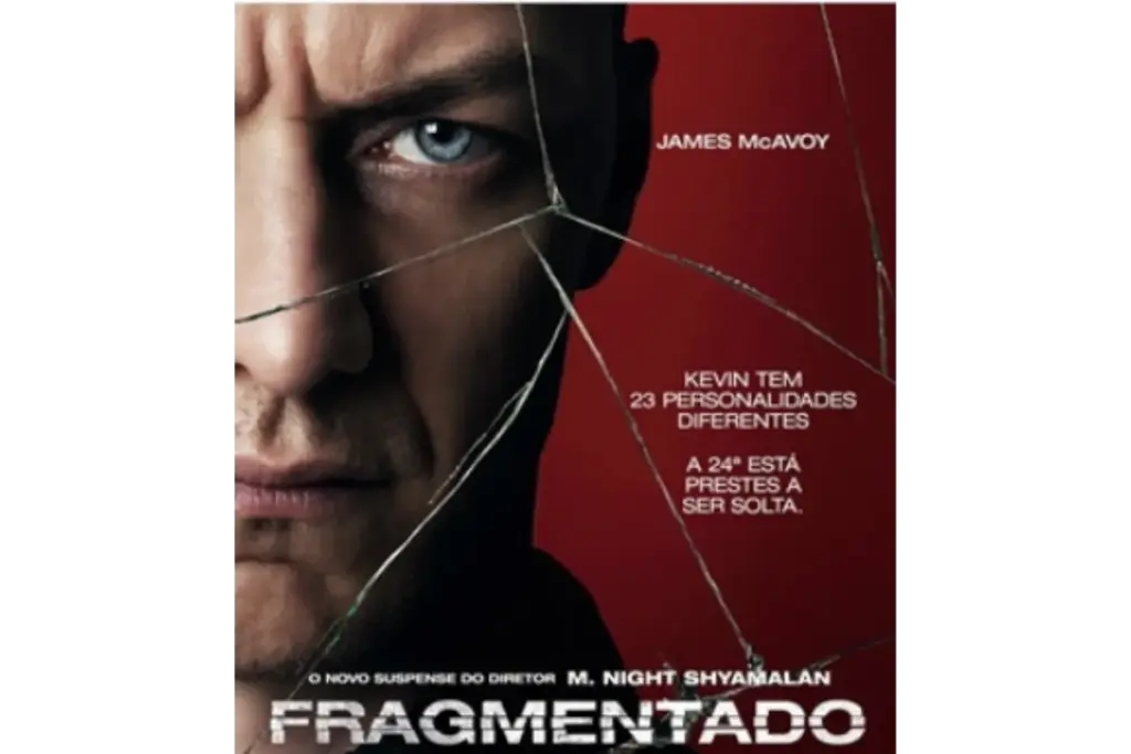 Capa do filme Fragmentado. Close-up no rosto do ator James McAvoy, com olhos azuis e uma expressão séria, coberto por rachaduras de vidro quebrado, simbolizando as 23 personalidades.