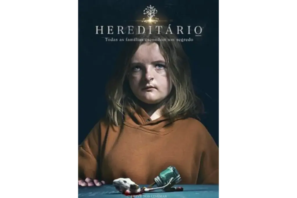 Capa do filme Hereditário. A atriz Milly Shapiro (Charlie) com uma expressão séria e vazia, vestindo um moletom marrom, com o título "Hereditário" e a frase "Todas as famílias escondem um segredo".