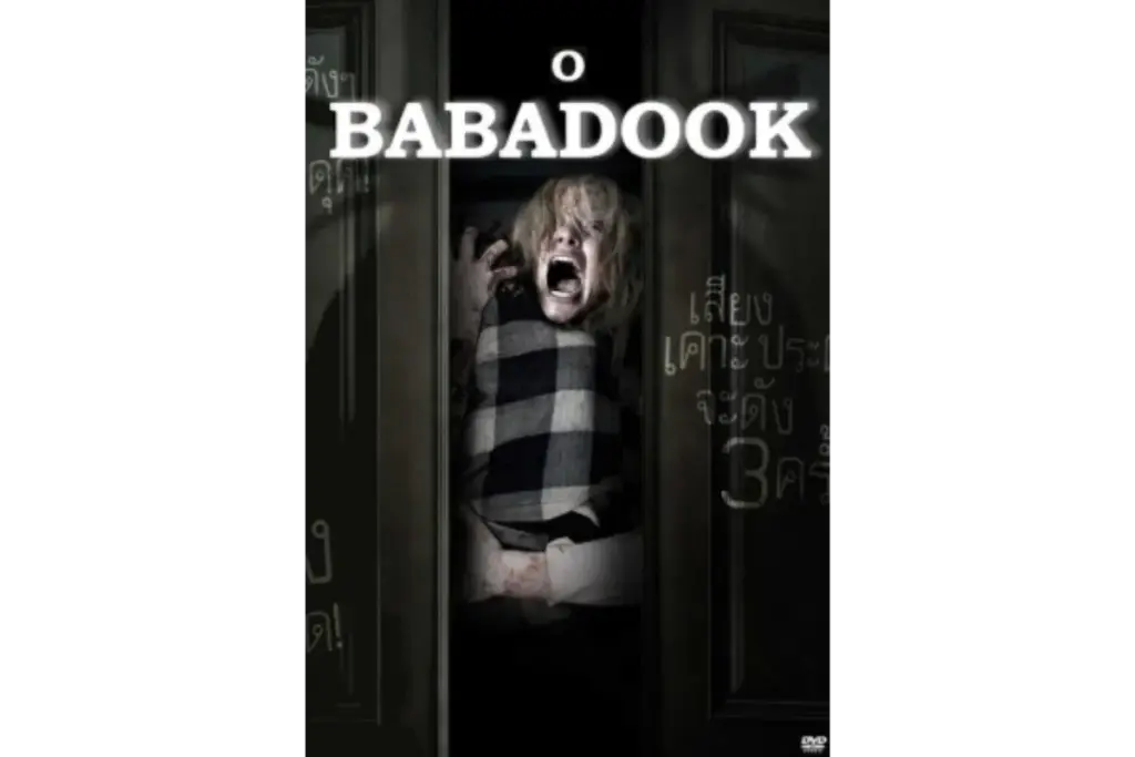 Capa do filme O Babadook. Uma mulher apavorada e de boca aberta, cercada pela escuridão, com o título "O BABADOOK" em destaque.