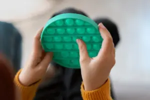 Criança utilizando brinquedo sensorial durante tratamento com risperidona no autismo