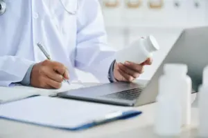 Médico prescrevendo trazodona para o tratamento do paciente