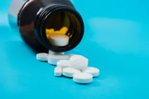 Bromazepam em comprimidos ao lado de frasco medicamentoso