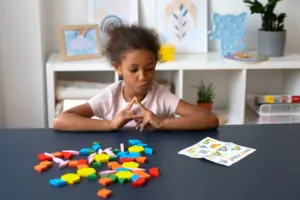 Crianças com TDAH em atividade de atenção