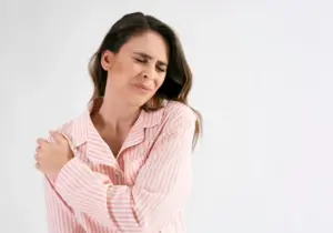 A imagem representa dor e desconforto corporal relacionados ao tema o que é fibromialgia.