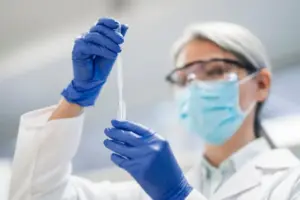 profissional testando teste genético, representando como escolher o melhor teste farmacogenético