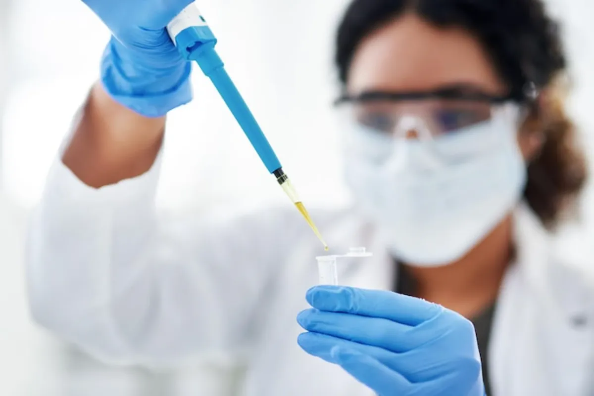 Teste farmacogenético e teste de ancestralidade com profissional de laboratório realizando análise de amostra genética.